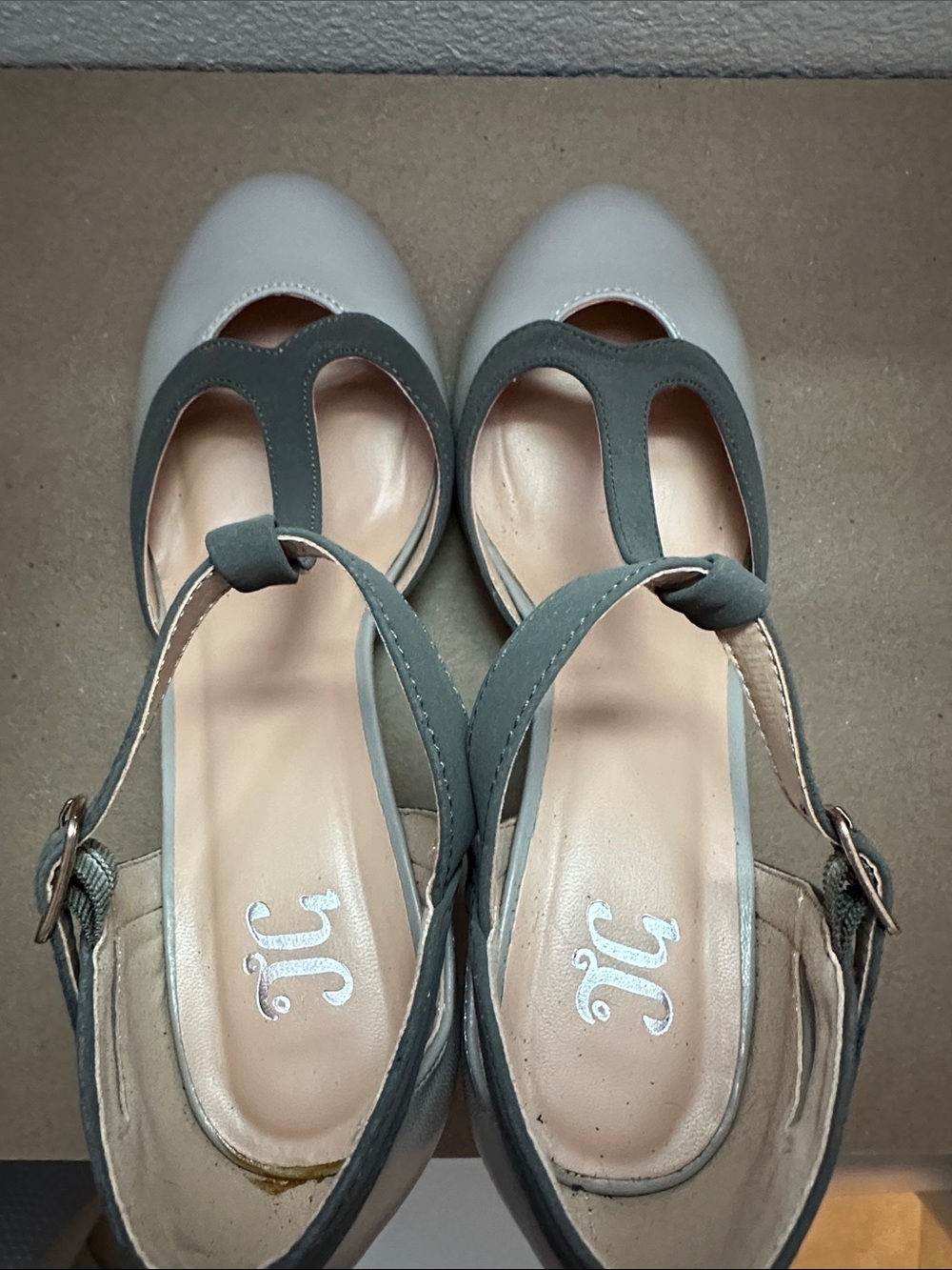 Classic Two-Tone T-Strap Women's Heels in Light and Dark Gray Size 7 - Picture 5 of 10
